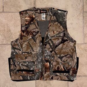 ~Large Outfitter’s Ridge Camo Outdoor Hunting Vest w/ Pocket Back Storage Flap
